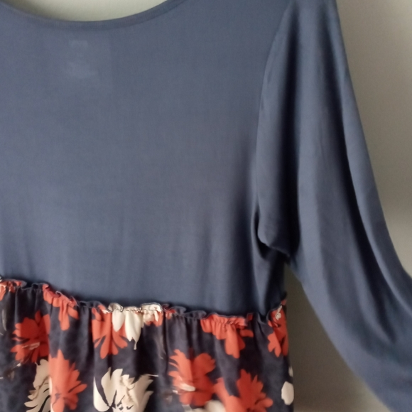 Evri Top with Tropical Flowers - Picture 3 of 6
